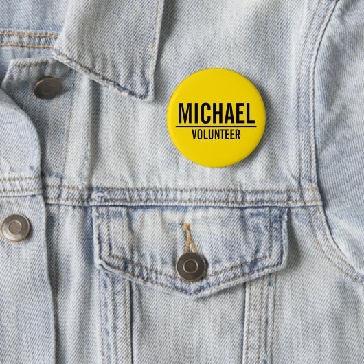 Gele vrijwilligerbadge met aangepaste naam ronde button 5,7 cm (In situ)