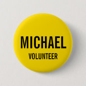 Gele vrijwilligerbadge met aangepaste naam ronde button 5,7 cm (Voorkant)