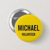 Gele vrijwilligerbadge met aangepaste naam ronde button 5,7 cm (Voorkant /achterkant)