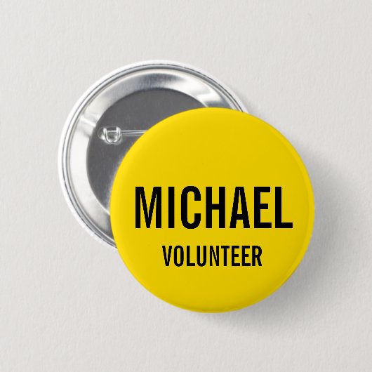 Gele vrijwilligerbadge met aangepaste naam ronde button 5,7 cm (Voorkant /achterkant)