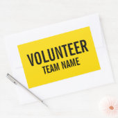 Gele vrijwilligersbadge met de naam van het team v rechthoekige sticker (Envelop)