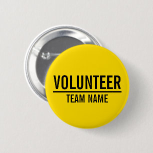 Gele vrijwilligersbadge met de naam van het team v ronde button 5,7 cm