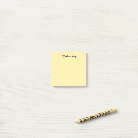 Gele woensdag post-it® notes (Op bureau)