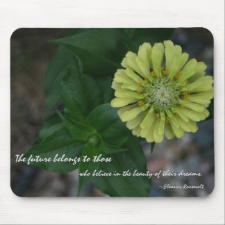 Gele zinnia met citaat van Eleanor Roosevelt Muismat