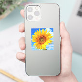 Gele zonnebloem en bijen op Blue Sky Sticker (Telefoon)
