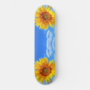 Gele zonnebloem en bijen op de blauwe hemel - zome skateboard