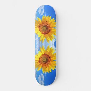 Gele zonnebloem en bijen op de blauwe hemel - zome skateboard