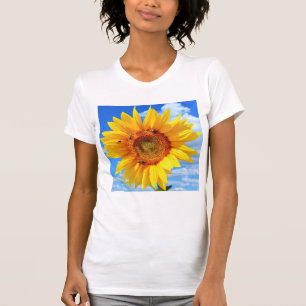 Gele zonnebloem en bijen op de blauwe hemel - zome t-shirt