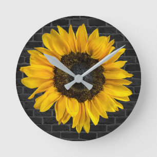 gele zonnebloem op bakstenen muur ronde klok