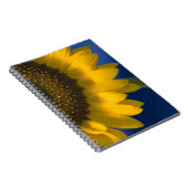 Gele zonnebloem op blauw notitieboek (Rechterzijde)