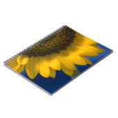 Gele zonnebloem op blauw notitieboek (Linkerzijde)