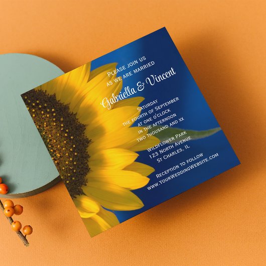 Gele zonnebloem op blauwe bruiloft kaart