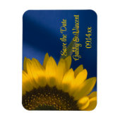 Gele zonnebloem op blauwe bruiloft Save the Date Magneet (Verticaal)
