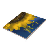 Gele zonnebloem op blauwe bruiloft tegeltje (Zijkant)
