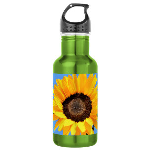Gele zonnebloem tegen de zon op een blauwe lucht - waterfles