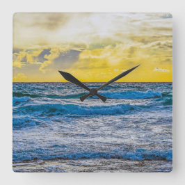 Gele zonsondergang boven blauw Zee Vierkante Klok