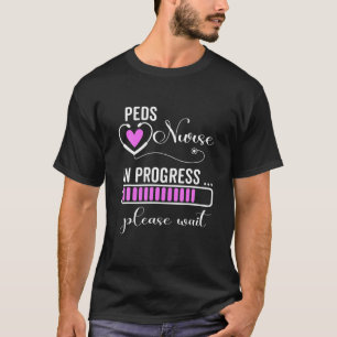 Gelieve te wachten op toekomstige kranten verpleeg t-shirt