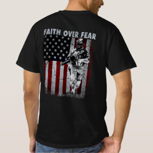 Geloof boven angst Amerikaanse vlag soldaat patrio T-shirt