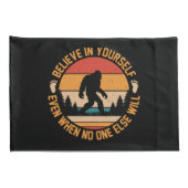 Geloof in jezelf Bigfoot Black Kussensloop (Achterkant-Rechts)