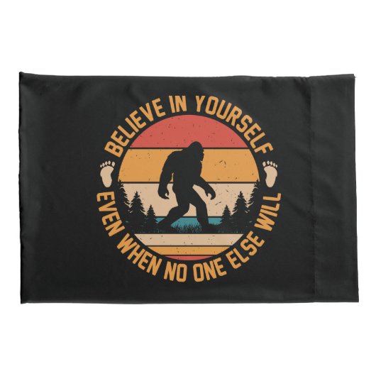 Geloof in jezelf Bigfoot Black Kussensloop (Achterkant-Rechts)