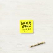 Geloof in jezelf en alles wat u positief vindt post-it® notes (Op bureau)