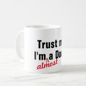 geloof me dat ik bijna dokter ben , grappig koffiemok (Voorkant links)