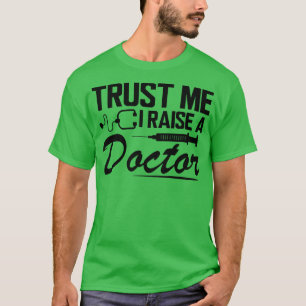 Geloof me dat ik een dokter opvoed t-shirt