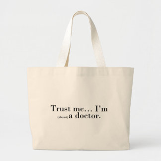 "Geloof me... Ik ben (bijna) dokter." Grote Tote Bag