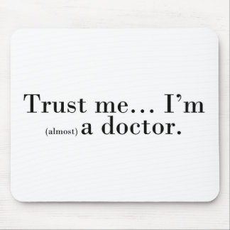 "Geloof me... Ik ben (bijna) dokter." Muismat
