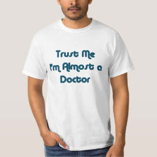 Geloof me, ik ben bijna dokter T-Shirt. T-shirt