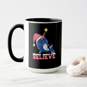 Geloof Narwhal-kerstsneeuwval met luchtlicht Mok