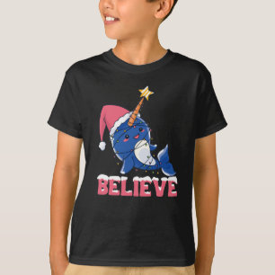 Geloof Narwhal-kerstsneeuwval met luchtlicht T-shirt