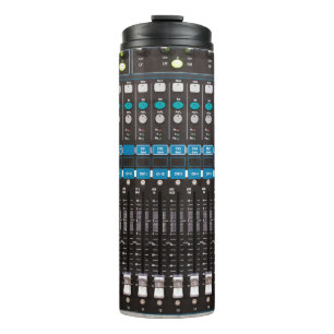 Geluidsmixer controle, evenementenhal. thermosbeker