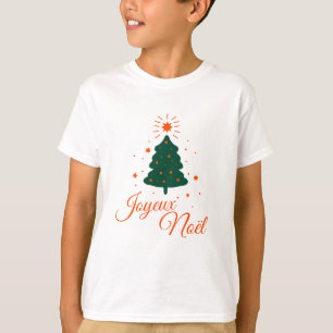 Gelukkig kerstfeest in het rood: klassieke boom en t-shirt