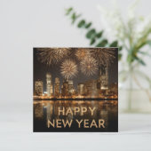 "Gelukkig Nieuwjaar" met Vuurwerk boven een Stad Feestdagenkaart (Staand voorkant)