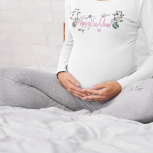 Gelukkig Nieuwjaar tussen Kittens in balans op een T-shirt