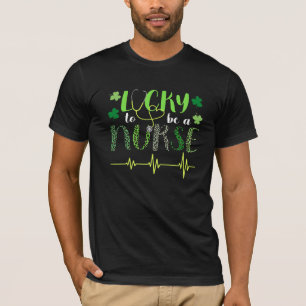 Gelukkig om een St Patrick's verpleegster hart klo T-shirt