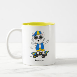 Gelukkig schaatsende kat gekleed in blauw en geel tweekleurige koffiemok
