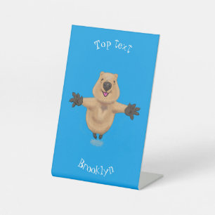 Gelukkig springend quokka cartoon design reclamebord met voetstuk
