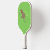 Gelukkig springkiwi met het ontwerp van de cartoon pickleball paddle (Links)