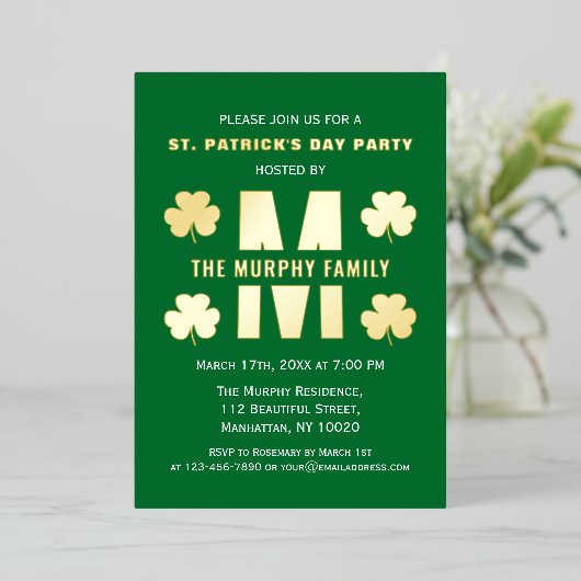 Gelukkig St. Patrick's Day Feest Familienaam Monog Folie Uitnodiging (Staand Voorkant)