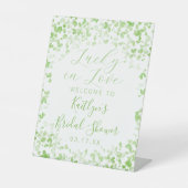 Gelukkig Verliefd St. Patrick's Day Bruidsfeest Reclamebord Met Voetstuk (Voorkant)