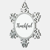 Gelukkig zwart wit aangepast script schattig tin sneeuwvlok ornament (Rechts)