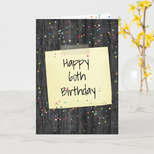 Gelukkige 60ste verjaardagsnota die op hout wordt kaart (Gele Bloem)