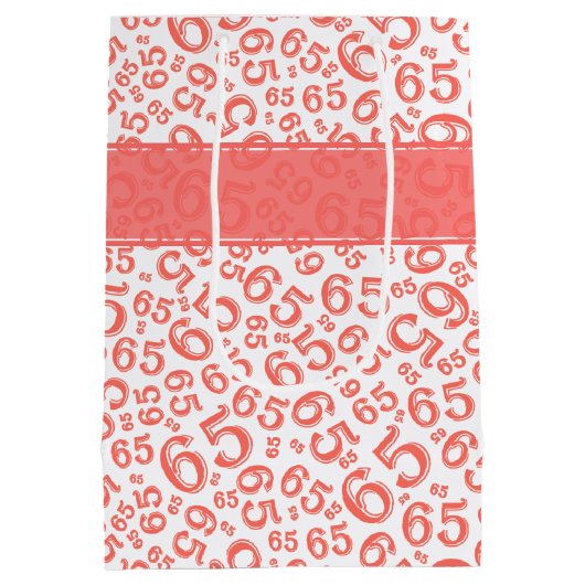 Gelukkige 65e Verjaardagspartij Koraal Nummer Patr Medium Cadeauzakje (Achterkant)
