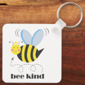 Gelukkige bijenprinses met kroon en slogan Bee Kin Sleutelhanger (Achterkant)