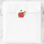 Gelukkige Cartoon worm in Apple Ronde Sticker (Tas)