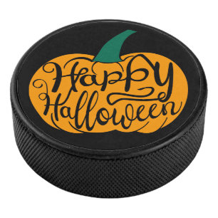 Gelukkige Halloween-belettering op gesneden pompoe Hockey Puck