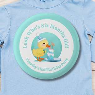 Gelukkige halve verjaardag baby eend met cake fees ronde button 3,2 cm