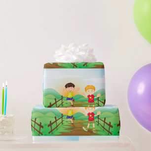 Gelukkige Kinder spelen buitenshuis Cadeaupapier